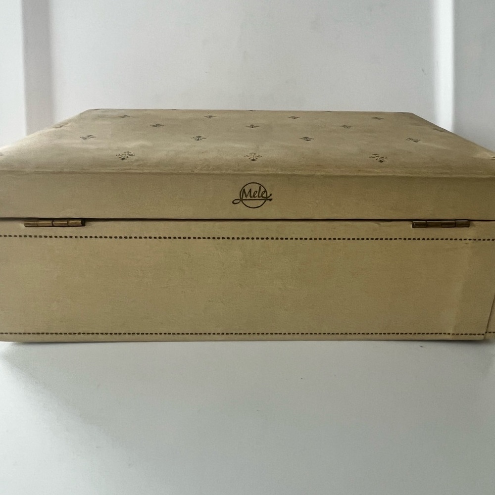 MELE vintage mid-century cream and gold fleur de lis jewelry box - Picture 9 of 12